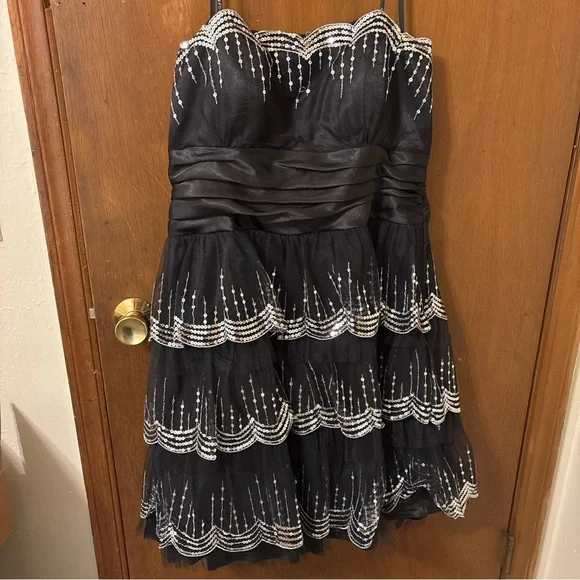 Masquerade Elegant Black Gown with Silver Accents Juniors 16/17 Vtg - Picture 2 of 9